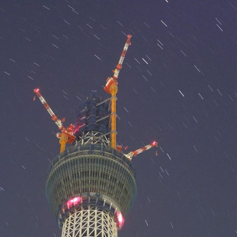 東京スカイツリー上空に昇るカシオペア座
