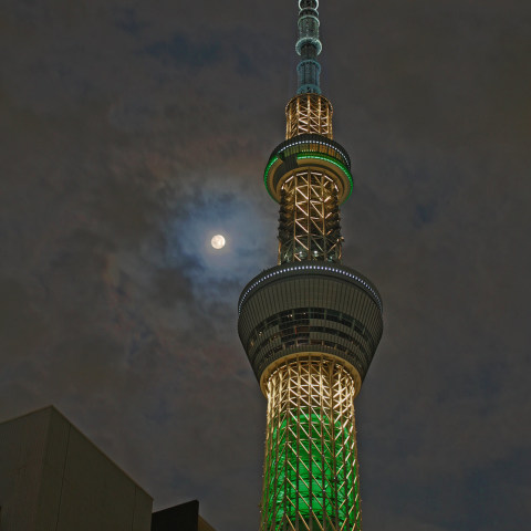 雲間に輝く中秋の名月