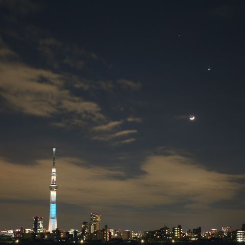宵の空に輝く月と金星と火星