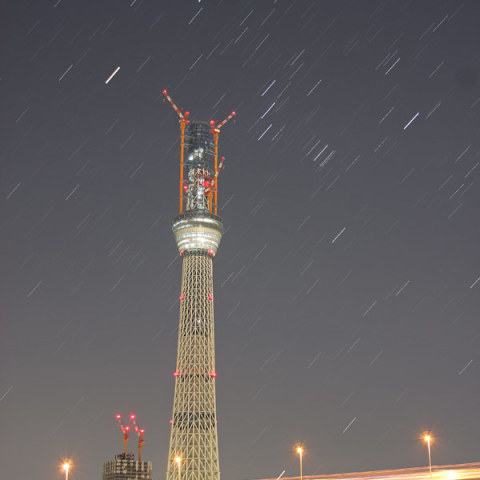 東京スカイツリー上空に昇る冬の王者オリオン