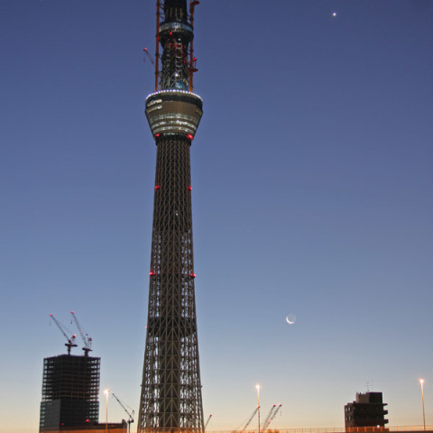 東京スカイツリーと金星・月の共演