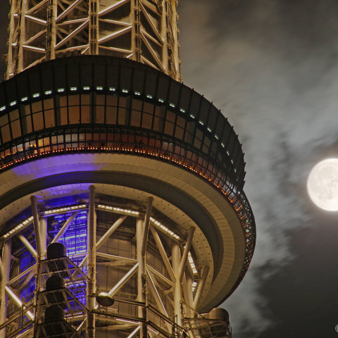 天望回廊越しに輝く中秋の名月