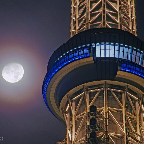 天望回廊越しに輝く十三夜（栗名月）