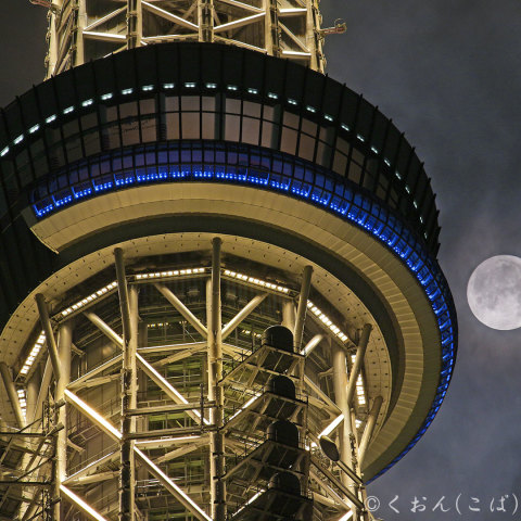 天望回廊越しの中秋の名月