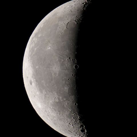 梅雨の晴れ間の月
