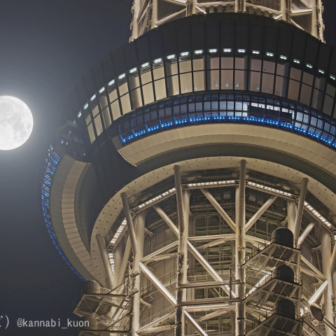 天望回廊越しに輝く中秋の名月