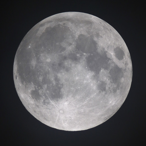 薄雲越しに輝く満月