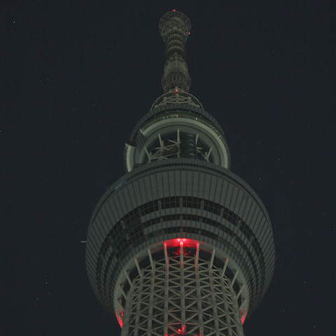 東京スカイツリーの真上に見えた皆既月食