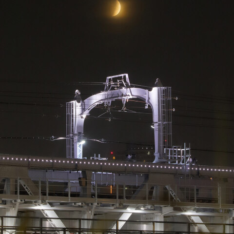 東武隅田川橋梁に昇る欠けた満月