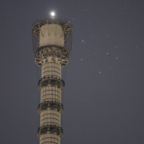 天空樹の天辺に接する『大接近した金星と昴』