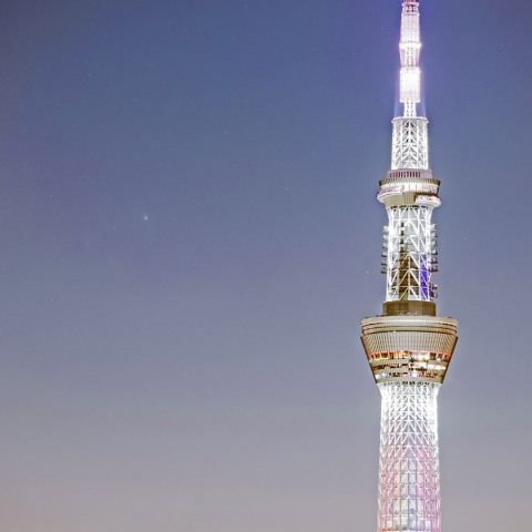 東京スカイツリー越しに輝くレナード彗星