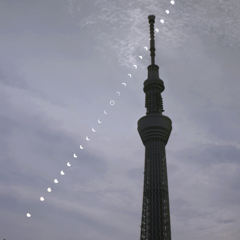 東京スカイツリーの立つ空に輝く金環日食