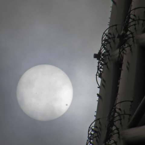 曇り空の金星日面通過