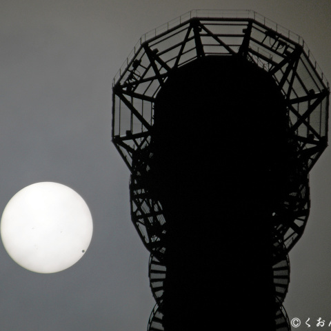 スカイツリー最上部越しの金星太陽面通過