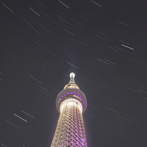 夜天に輝く夏の大三角と『雅』のスカイツリー