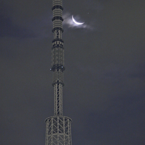 雲の隙間に寄り添う月と金星（金星食後）