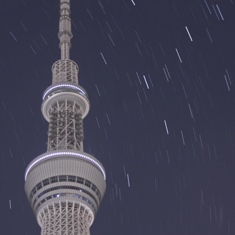 昇るカシオペアと夜更けのスカイツリー