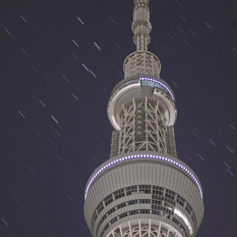 深夜のスカイツリー上空を泳ぐいるか座