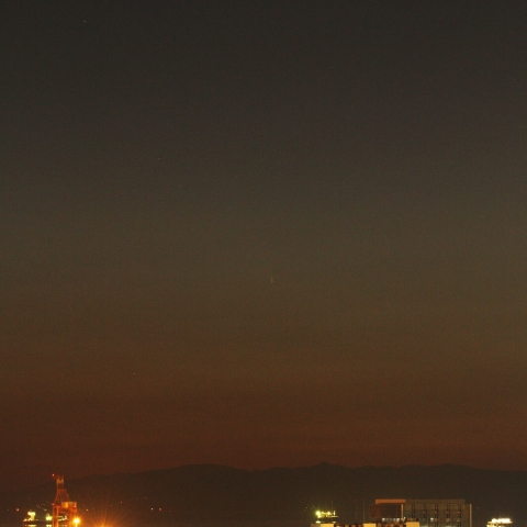 夜景とパンスターズ彗星