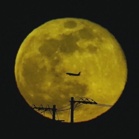 月の出と飛行機 (月齢14.9)