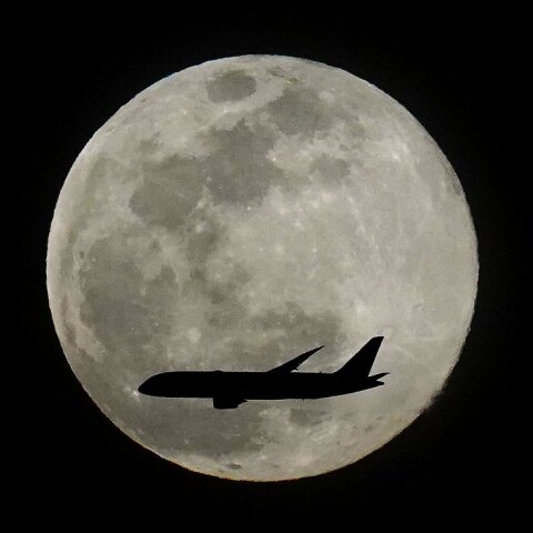 満月と飛行機