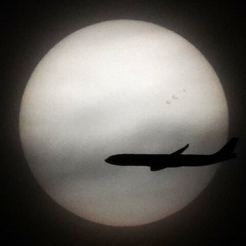 太陽面を通過する飛行機