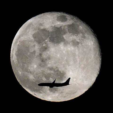 月面(月齢15.1)を通過する航空機