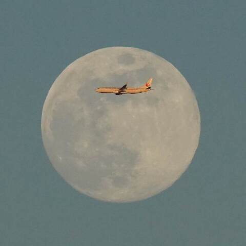月と飛行機