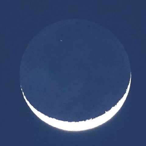 月面を通過する人工衛星