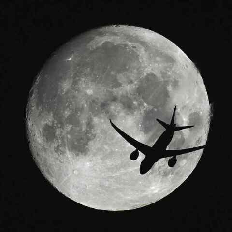 月面を通過する航空機