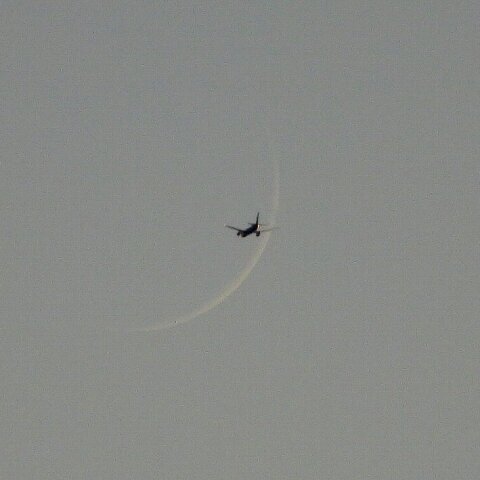 月齢2.0の月と飛行機