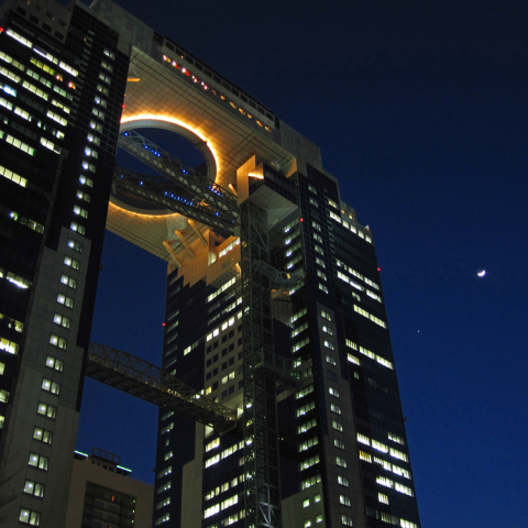 月・木星と梅田スカイビル