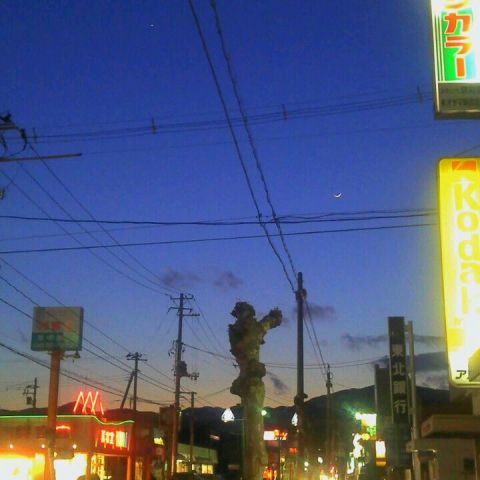 街中から細い月と金星を観る