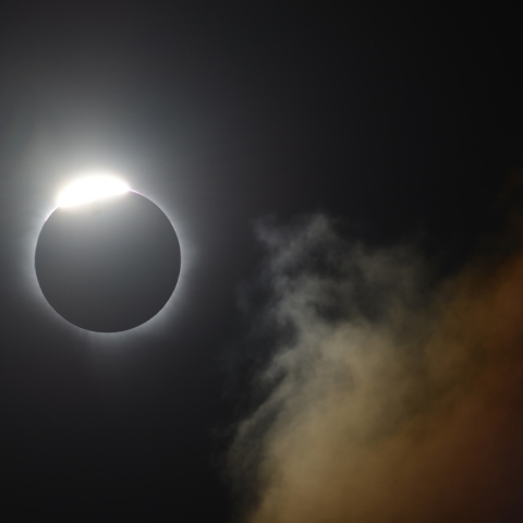 雲から現れたダイヤモンドリング