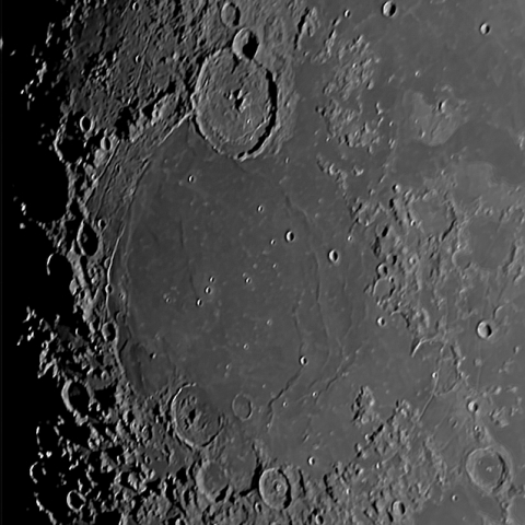 月面「湿りの海」附近