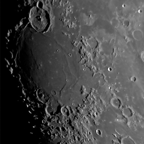 月面「湿りの海」附近