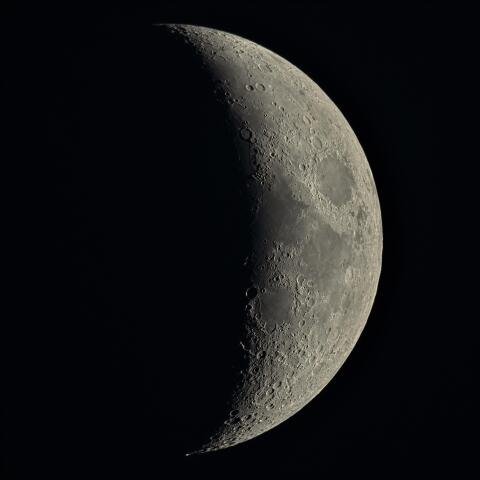 六日月(月齢5.6)