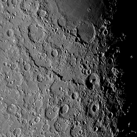 月面「アルタイ断崖～神酒の海」附近