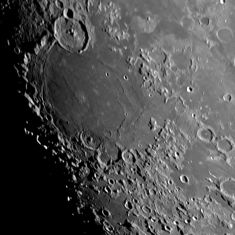 月面「湿りの海」附近
