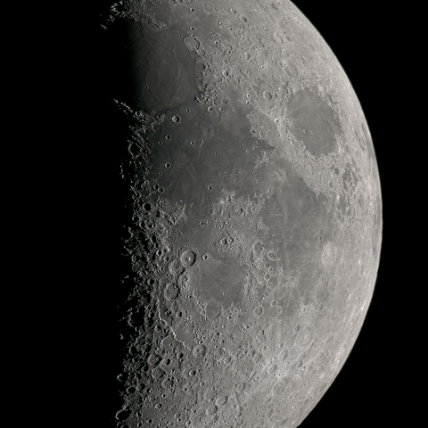 七日月(月齢5.9)