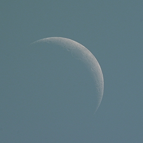 昼間の四日月(月齢3.4)
