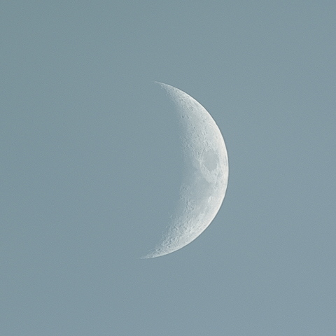 薄雲中の六日月(月齢5.2)