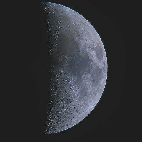 月の彩り(月齢7.2、彩度強調)