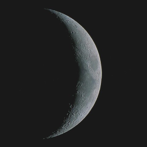 月の彩り(月齢4.5、彩度強調)