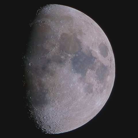 月の彩り(月齢9.5、彩度強調)