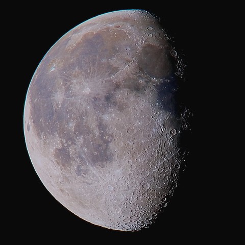 月の彩り(月齢18.9、彩度強調)