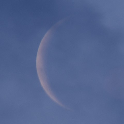 雲間から覗く細い月(月齢26.3)