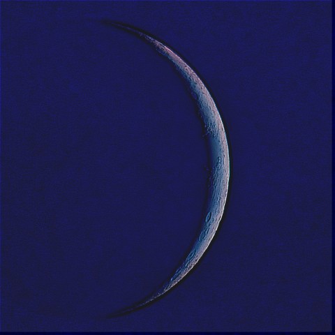 月の彩り(月齢2.29、彩度強調)