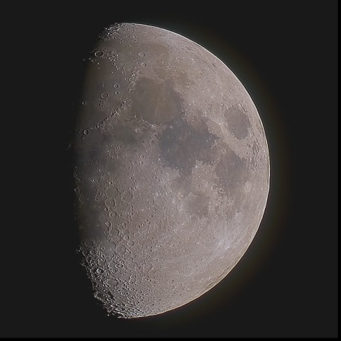 月の彩り(月齢8.4、彩度強調)