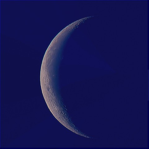 月の彩り(月齢25.7、彩度強調)